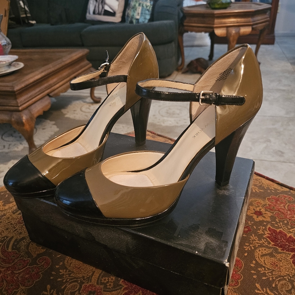 Jones New York closed toe heals on olive and black